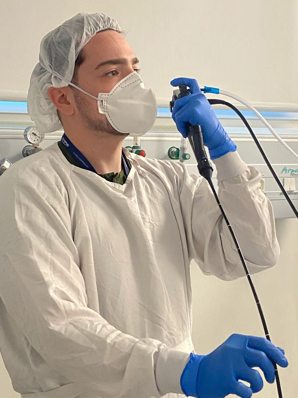 Dr. Gabriel Baião durante broncoscopia